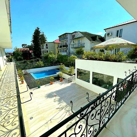 Отель Live Inn Уреки Экстерьер фото
